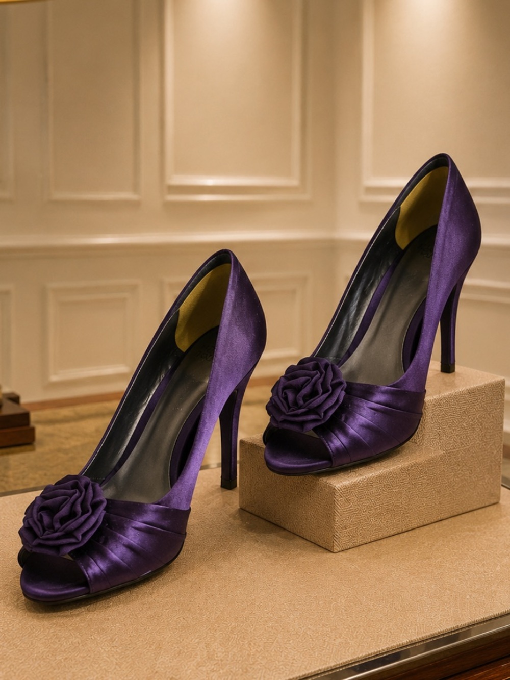 Elegant Purple Satin Peep-Toe MOOTSIE TOOTSIE Heels w/ Floral Accent Sz 7 1/2